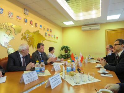 Po lewej stronie: Aleksandr Studniew (w środku), przewodniczący Bobrujskiego Miejskiego Komitetu Wykonawczego oraz jego zastępcy Nina Anufrijewa i Aleksandr Markaczew. Po prawej na pierwszym planie prezes IPN Jarosław Szarek – Bobrujsk, 30 stycznia  2018