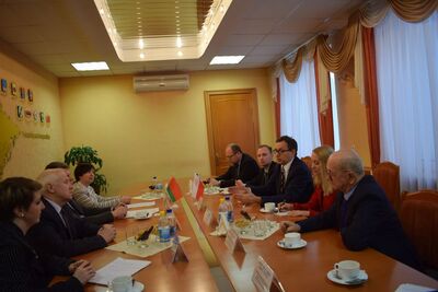 Od lewej: Tatiana Gorbaczewa, naczelnik Wydziału Pracy Ideologicznej, Kultury i Spraw Młodzieży Bobrujskiego Miejskiego Komitetu Wykonawczego, Aleksandr Markaczew, Aleksandr Studniew, Nina Anufrijewa, Po prawej stronie delegacja polska z tłumaczką – Bobrujsk, 30 stycznia 2018