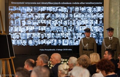 Wręczenie not identyfikacyjnych - Warszawa 01.02.2018. Fot. Marcin Jurkiewicz (IPN)