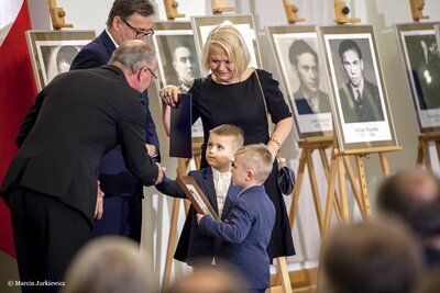 Wręczenie not identyfikacyjnych - Warszawa 01.02.2018. Fot. Marcin Jurkiewicz (IPN)