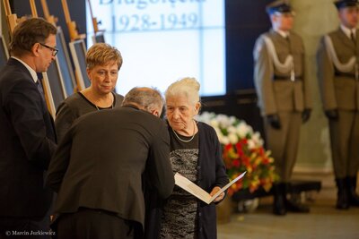 Wręczenie not identyfikacyjnych - Warszawa 01.02.2018. Fot. Marcin Jurkiewicz (IPN)