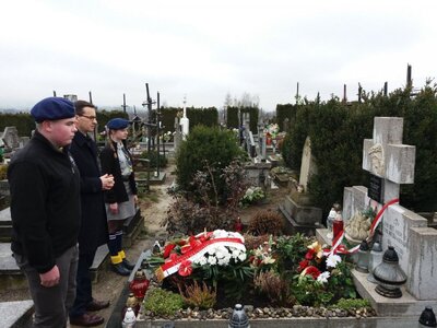 Premier Mateusz Morawiecki z harcerzami przy grobie rodziny Ulmów w Markowej. Fot. Kancelaria Premiera