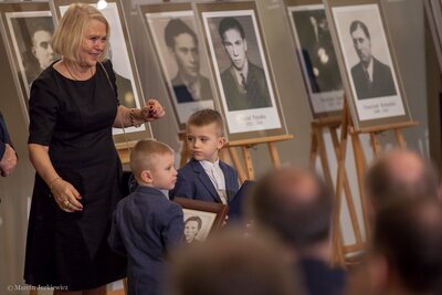 Wręczenie not identyfikacyjnych - Warszawa 01.02.2018. Fot. Marcin Jurkiewicz (IPN)