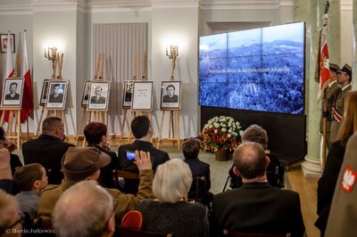 Wręczenie not identyfikacyjnych - Warszawa 01.02.2018. Fot. Marcin Jurkiewicz (IPN)