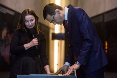 W Muzeum im. Rodziny Ulmów w Markowej: dyrektor Muzeum Anna Stróż i premier Mateusz Morawiecki – 2 lutego 2018. Fot. Sławomir Kasper (IPN)