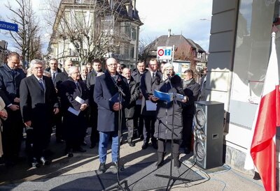 Odsłonięcie tablicy upamiętniającej polskich dyplomatów Juliusza Kühla i Konstantego Rokickiego. Przemawia wiceprezes IPN Mateusz Szpytma – Berno (Szwajcaria), 12 lutego 2018