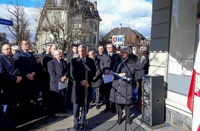 Odsłonięcie tablicy upamiętniającej polskich dyplomatów Juliusza Kühla i Konstantego Rokickiego. Przemawia marszałek Senatu RP Stanisław Karczewski – Berno (Szwajcaria), 12 lutego 2018