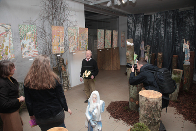 Wernisaż nowych prac Stanisława Kulona „Droga Krzyżowa III”. Fot. P. Życieński (IPN)