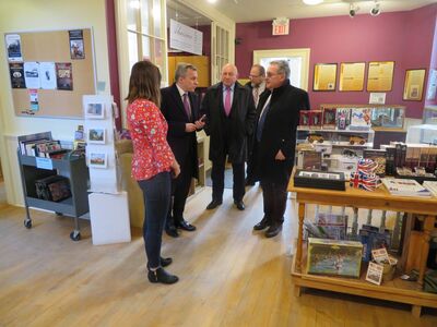 Delegacja IPN w Kanadzie – 14–17 lutego 2018. Wizyta w Niagara Historical Society and Museum. Od lewej: kurator muzeum Shawna Butts, konsul Andrzej Szydło, konsul generalny w Toronto Krzysztof Grzelczyk, Adam Siwek, Jan Baster