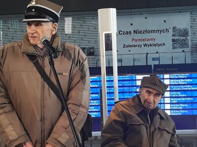 Mjr Wacław Sikorski ps. Bocian i mjr Zbigniew Matysiak ps. Kowboj w czasie otwarcia wystawy „Czas Niezłomnych” na warszawskim Dworcu Centralnym. Fot. Sławomir Kasper (IPN)