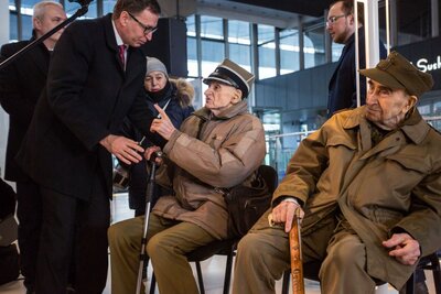 Prezes IPN Jarosław Szarek oraz mjr Wacław Sikorski ps. Bocian i mjr Zbigniew Matysiak ps. Kowboj w czasie otwarcia wystawy „Czas Niezłomnych” na warszawskim Dworcu Centralnym. Fot. Sławomir Kasper (IPN)