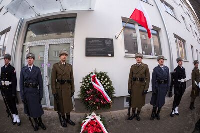 Uroczystości przy ulicy Strzeleckiej, gdzie mieściła się dawna siedziba NKWD/WUBP. Fot. Sławomir Kasper (IPN)