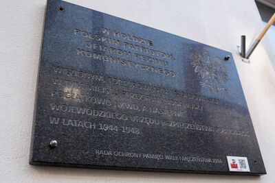 Uroczystości przy ulicy Strzeleckiej, gdzie mieściła się dawna siedziba NKWD/WUBP. Fot. Sławomir Kasper (IPN)