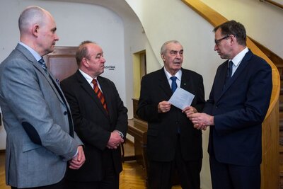 Dr hab. Rafał Reczek – dyrektor Oddziału IPN w Poznaniu, dr Andrzej Drogoń – dyrektor Oddziału IPN we Wrocławiu, Tadeusz Chrobak – dyrektor Wojewódzkiej Biblioteki Publicznej w Opolu, dr Jarosław Szarek – prezes IPN – Opole, 5 marca 2018. Fot. Sławomir Kasper (IPN)