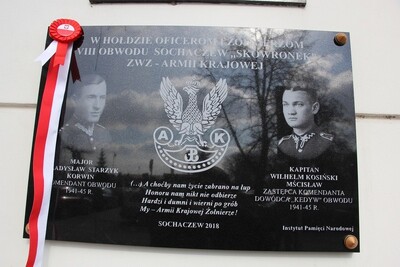 Tablica przed odsłonięciem. Foto: media sochaczewskie