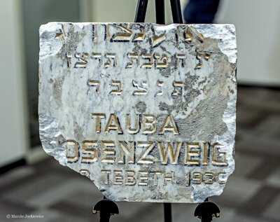 Tablica wykonana przez komunistów w 1947 r. z żydowskiej macewy, a następnie wykorzystana do działań propagandowych – 7 marca 2018. Fot. Marcin Jurkiewicz (IPN)