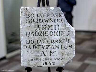 Tablica wykonana przez komunistów w 1947 r. z żydowskiej macewy, a następnie wykorzystana do działań propagandowych – 7 marca 2018. Fot. Marcin Jurkiewicz (IPN)