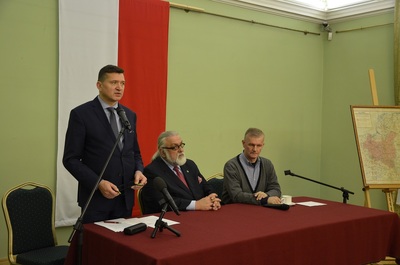 Dr Dariusz Iwaneczko, Wit Karol Wojtowicz i prof. dr hab. Janusz Cisek podczas inauguracji „Akademii Niepodległości” w Łańcucie – 11 grudnia 2017
