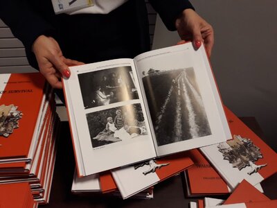 Pasażerowie lotu z Rzeszowa do Tel Awiwu otrzymali publikację IPN o Polakach ratujących Żydów podczas Holocaustu