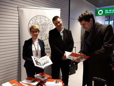 Pasażerowie lotu z Rzeszowa do Tel Awiwu otrzymali publikację IPN o Polakach ratujących Żydów podczas Holocaustu