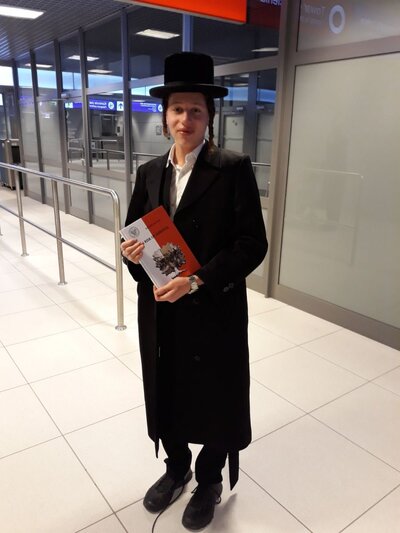 Pasażerowie lotu z Rzeszowa do Tel Awiwu otrzymali publikację IPN o Polakach ratujących Żydów podczas Holocaustu