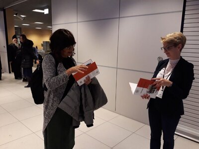 Pasażerowie lotu z Rzeszowa do Tel Awiwu otrzymali publikację IPN o Polakach ratujących Żydów podczas Holocaustu