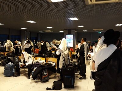 Pasażerowie lotu z Rzeszowa do Tel Awiwu otrzymali publikację IPN o Polakach ratujących Żydów podczas Holocaustu