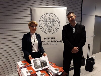 Pasażerowie lotu z Rzeszowa do Tel Awiwu otrzymali publikację IPN o Polakach ratujących Żydów podczas Holocaustu