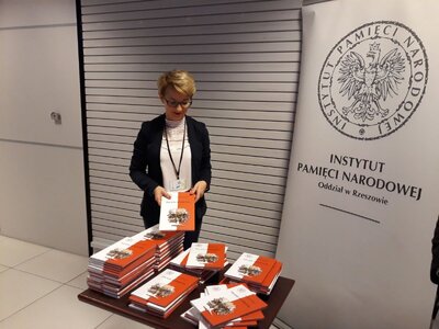 Pasażerowie lotu z Rzeszowa do Tel Awiwu otrzymali publikację IPN o Polakach ratujących Żydów podczas Holocaustu