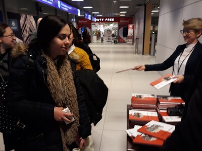 Pasażerowie lotu z Rzeszowa do Tel Awiwu otrzymali publikację IPN o Polakach ratujących Żydów podczas Holocaustu