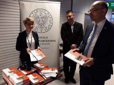 Pasażerowie lotu z Rzeszowa do Tel Awiwu otrzymali publikację IPN o Polakach ratujących Żydów podczas Holocaustu