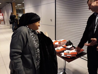 Pasażerowie lotu z Rzeszowa do Tel Awiwu otrzymali publikację IPN o Polakach ratujących Żydów podczas Holocaustu