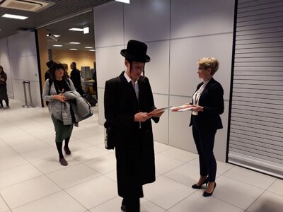 Pasażerowie lotu z Rzeszowa do Tel Awiwu otrzymali publikację IPN o Polakach ratujących Żydów podczas Holocaustu