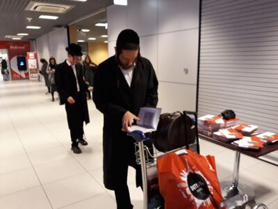 Pasażerowie lotu z Rzeszowa do Tel Awiwu otrzymali publikację IPN o Polakach ratujących Żydów podczas Holocaustu