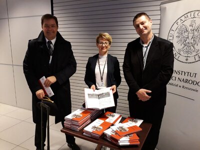 Pasażerowie lotu z Rzeszowa do Tel Awiwu otrzymali publikację IPN o Polakach ratujących Żydów podczas Holocaustu