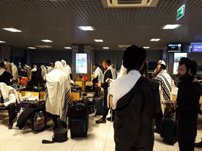 Pasażerowie lotu z Rzeszowa do Tel Awiwu otrzymali publikację IPN o Polakach ratujących Żydów podczas Holocaustu