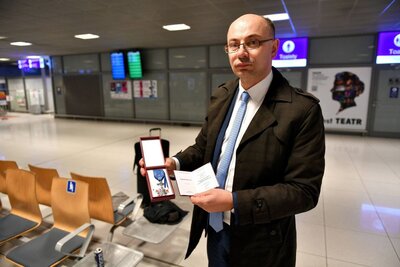 Wiceprezes IPN dr Mateusz Szpytma przed wylotem do Tel Awiwu z odznaczeniem dla Abrahama Segala. Fot. PAP/ Darek Delmanowicz