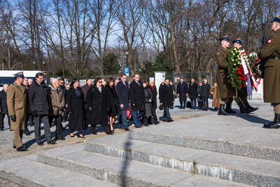 Złożenie wieńca pod pomnikiem marszałka Józefa Piłsudskiego. Fot. Sławek Kasper (IPN)