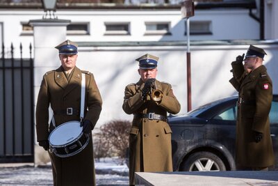 Złożenie wieńca pod pomnikiem marszałka Józefa Piłsudskiego. Fot. Sławek Kasper (IPN)