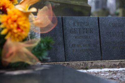 Kwiaty na grobach Sióstr Franciszkanek Rodziny Maryi. Fot. Sławomir Kasper (IPN)