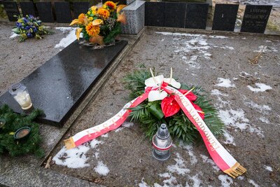 Dr Jarosław Szarek i dr Mateusz Szpytma złożyli kwiaty na grobach Polaków ratujących Żydów. Fot. Sławomir Kasper (IPN)