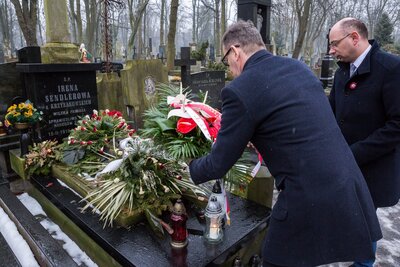 Dr Jarosław Szarek i dr Mateusz Szpytma złożyli kwiaty na grobie Ireny Sendlerowej. Fot. Sławomir Kasper (IPN)