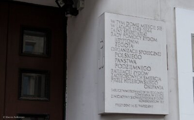 Dr Jarosław Szarek i dr Mateusz Szpytma złożyli kwiaty w miejscu, w którym w latach 1942-1944 znajdował się tajny sekretariat Rady Pomocy Żydom "Żegota". Fot. Marcin Jurkiewicz (IPN)