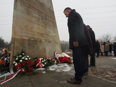 Uroczystości przed Pomnikiem Sprawiedliwych Wśród Narodów Świata Polaków Ratujących Żydów w latach niemieckiej okupacji w latach 1939-45, zlokalizowanym w łódzkim Parku Ocalałych – 23 marca 2018. Fot.Marzena Kumosińska (IPN)