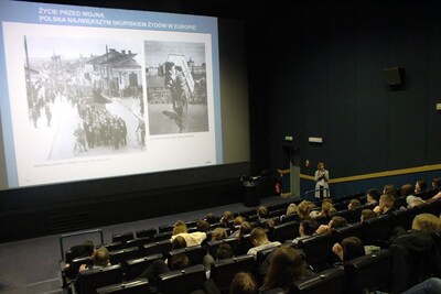 Wykład Marty Szczesiak-Ślusarek przed pokazem filmów w Poznaniu. Fot. Marta Sankiewicz (IPN)