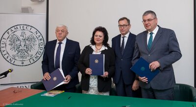 Podpisanie umów o współpracy z Państwowymi Archiwami Obwodowymi w Odessie, Winnicy i Chmielnickim. Od lewej: dr Wołodymyr Bajdycz, dr Lilia Biełousowa, dr Jarosław Szarek, dr Jurij Łehun – Warszawa, 26 marca 2018. Fot. Marcin Jurkiewicz (IPN)