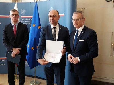 Uroczystość wręczenia certyfikatu UNESCO „Pamięć Świata” – 4 kwietnia 2018. Od lewej: dyrektor Wojskowego Biura Historycznego Sławomir Cenckiewicz, wiceprezes IPN Mateusz Szpytma, wiceminister spraw zagranicznych Marek Magierowski. Fot. Adam Przegaliński (IPN)