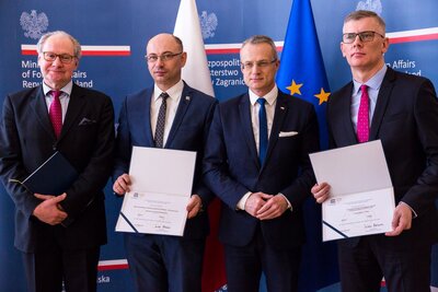 Uroczystość wręczenia certyfikatu UNESCO „Pamięć Świata” – 4 kwietnia 2018.Uroczystość wręczenia certyfikatu UNESCO „Pamięć Świata” – 4 kwietnia 2018. Od lewej: prof. Sławomir Ratajski - Sekretarz Generalny Polskiego Komitetu ds. UNESCO, wiceprezes IPN Mateusz Szpytma, wiceminister spraw zagranicznych Marek Magierowski, dyrektor Wojskowego Biura Historycznego Sławomir Cenckiewicz. Fot. Sławek Kasper (IPN)