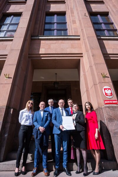 Uroczystość wręczenia certyfikatu UNESCO „Pamięć Świata” – 4 kwietnia 2018. Od lewej: Teresa Gallewicz-Dołowa, Grzegorz Trzyna, Mariusz Kwaśniak, Mateusz Szpytma, Mariusz Żuławnik, Marzena Kruk, Anna Szeląg. Fot. Sławek Kasper (IPN)