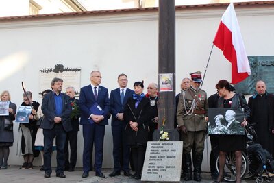 Zebrani przeszli spod pomnika Adama Mickiewicza na Rynku Głównym na pl. O. Adama Studzińskiego pod Wawel, gdzie m.in. odczytano nazwiska ofiar katastrofy. Fot. Żaneta Wierzgacz (IPN)